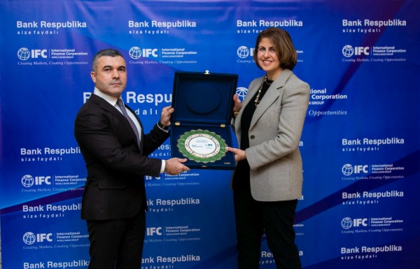 ifc-azerbaycanda-sahibkarlarin-maliyye-imkanlarini-genislendirmek-meqsedile-bank-respublika-ni-deste
